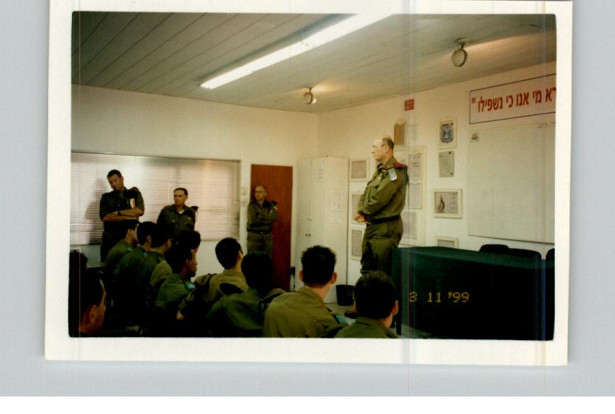 תמונה של נובמבר 1999- ביקור האלוף בבית הספר לחימוש  